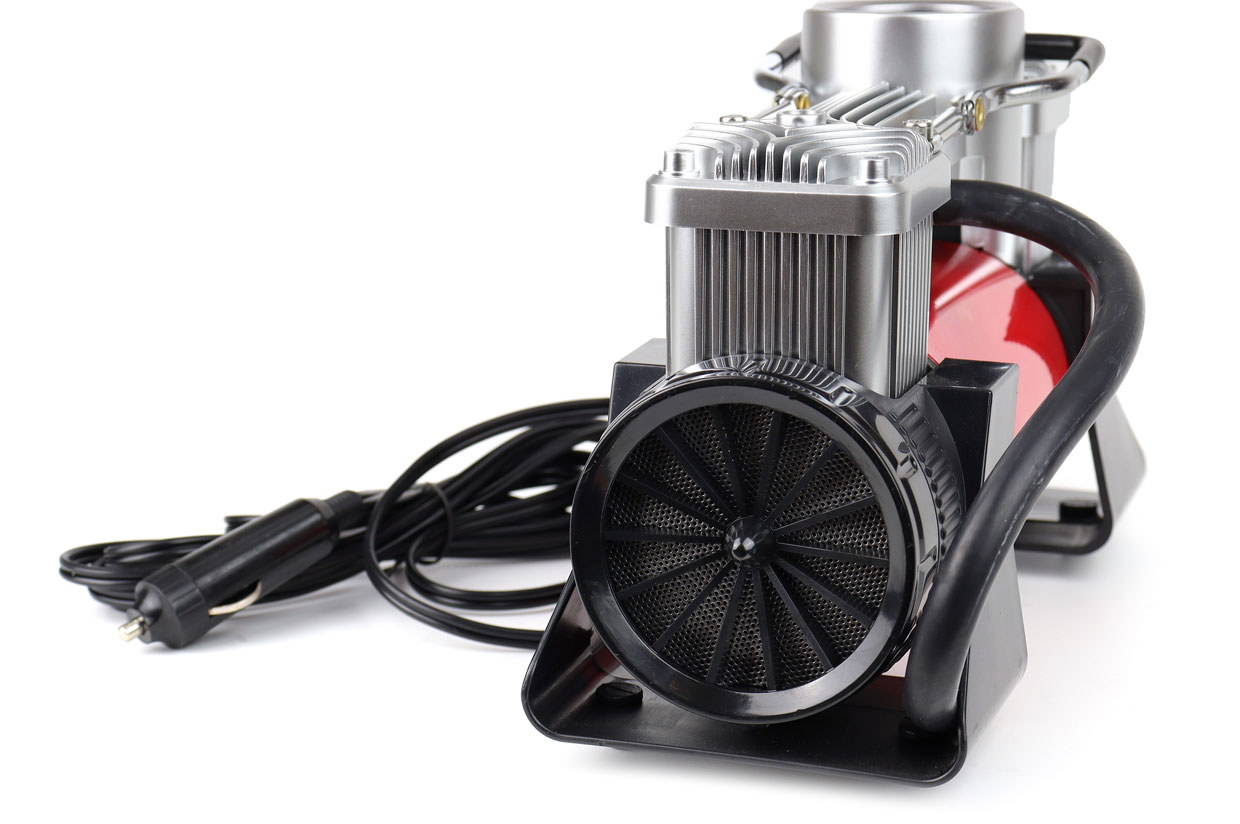 Amio Amio – Κομπρεσέρ Αέρα 12V Διπλού Κυλίνδρου 10BAR 150PSI 60L/min με Μανόμετρο, LED Φακό, Σετ Επισκευής & Βαλιτσάκι για Άμεση Αντιμετώπιση Έκτακτων Αναγκών – 1 Τεμ. (02640/AM) - Image 4