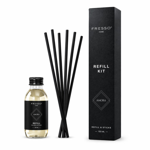 Fresso Fresso – Κιτ Αναπλήρωσης με Άρωμα Amora 100 ml Premium Home Refill Kit και 6 Μαύρα Στικ από Fiberglass για Αρωματικό Χώρου Reed Diffuser – 1 Τεμ. (390051/FRE)
